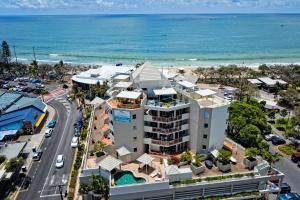 una vista aérea de un edificio situado junto a la playa en Sandcastles Mooloolaba, en Mooloolaba