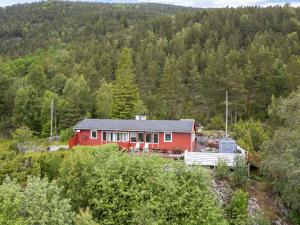 ein rotes Haus mitten im Wald in der Unterkunft Holiday Home Pernilles hytte - FJS284 by Interhome in Kyrkjebø