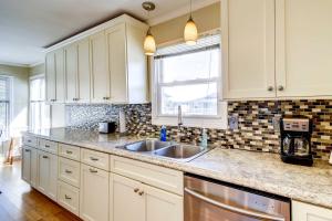 Gambar di galeri bagi Ocean Isle Beach Home with Canal Views! di Ocean Isle Beach