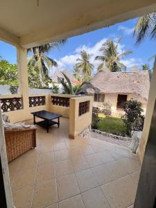Un balcon sau o terasă la Diani Dream House - 5 Bedrooms & Ensuites