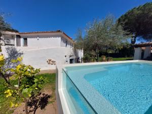 Bazén v ubytovaní Holiday Home Omer by Interhome alebo v jeho blízkosti