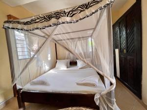 Un pat sau paturi într-o cameră la Diani Dream House - 5 Bedrooms & Ensuites +39 fotografii