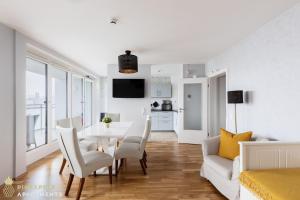 Pineapple Apartments Dresden Zwinger V - 78 qm - 1x free parking في درسدن: مطبخ وغرفة طعام مع طاولة وكراسي