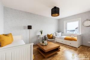 sala de estar con cama y ventana en Pineapple Apartments Dresden Zwinger V - 78 qm - 1x free parking, en Dresden