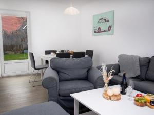 uma sala de estar com dois sofás e uma mesa em Apartment Strandmuschel by Interhome em Norddeich