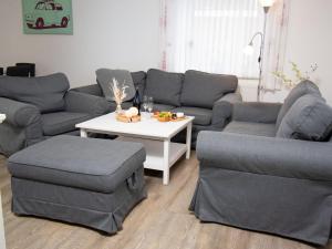 uma sala de estar com sofás e uma mesa de centro em Apartment Strandmuschel by Interhome em Norddeich