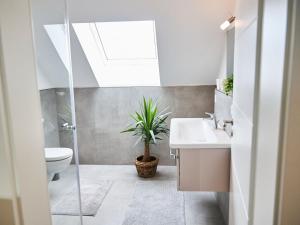 Apartment Landliebe by Interhome : حمام مع حوض مرحاض ونبات الفخار