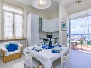 een keuken en eetkamer met een tafel en stoelen bij Apartment Ponente N-2 by Interhome in San Vincenzo