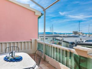Μπαλκόνι ή βεράντα στο Apartment Ponente N-2 by Interhome