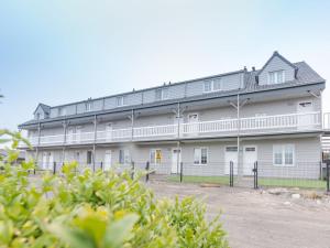 un gran edificio blanco con muchas ventanas en Apartment De Paddock-1 by Interhome, en Bredene