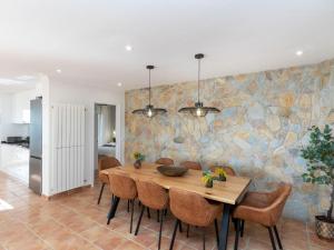 Un comedor con mesa y sillas de madera. en Villa Panorama-1 by Interhome, en Lloret de Mar