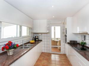 Una cocina con gabinetes blancos y un fregadero. en Villa Panorama-1 by Interhome, en Lloret de Mar 31 fotos más