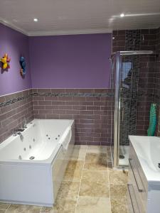 sorn inn holiday apartments في Sorn: حمام مع حوض ومغسلة