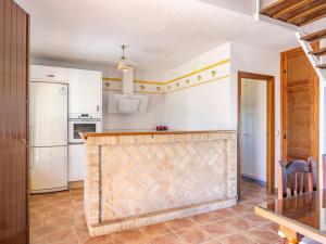 kuchnia z białymi urządzeniami i blatem w obiekcie Holiday Home Rocio by Interhome w mieście Sanlúcar la Mayor +24 zdjęcia