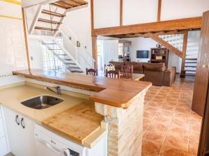 kuchnia ze zlewem i salonem w obiekcie Holiday Home Rocio by Interhome w mieście Sanlúcar la Mayor