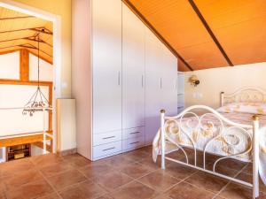 sypialnia z białym łóżkiem i drewnianym sufitem w obiekcie Holiday Home Rocio by Interhome w mieście Sanlúcar la Mayor