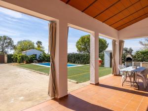 Patio lub wspólna przestrzeń na świeżym powietrzu w obiekcie Holiday Home Rocio by Interhome