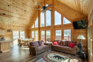 Χώρος καθιστικού στο Mystic Mountain Cabin View Grill Fire Pit