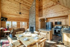Η κουζίνα ή μικρή κουζίνα στο Mystic Mountain Cabin View Grill Fire Pit