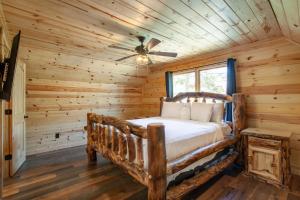 Ένα ή περισσότερα κρεβάτια σε δωμάτιο στο Mystic Mountain Cabin View Grill Fire Pit