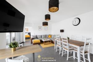 un soggiorno con tavolo e divano di Pineapple Apartments Dresden Zwinger VI - 98 qm - 1x free parking a Dresda