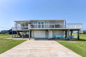 ein großes Haus mit einem Balkon und einer Auffahrt in der Unterkunft Charming Galveston Vacation Rental Walk to Beach! in Galveston