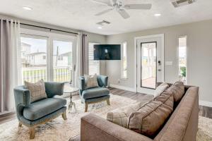 Posezení v ubytování Walk to Beach Charming Home with Deck in Galveston