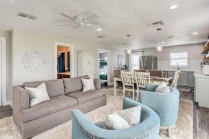 Posezení v ubytování Walk to Beach Charming Home with Deck in Galveston