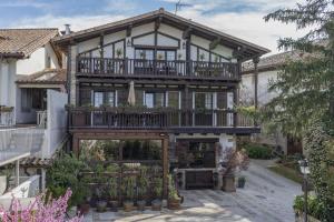 una vista exterior de una casa con balcón en Villa-Mari, en Oricáin