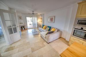 een woonkamer met een bank en een open haard bij Riviera, La Cala de Mijas, Terrace & Pool in Málaga