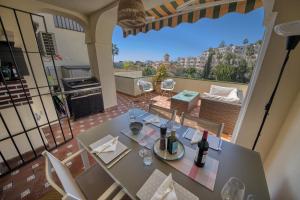 een eetkamer met een tafel met wijnflessen bij Riviera, La Cala de Mijas, Terrace & Pool in Málaga