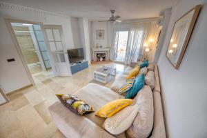 een woonkamer met een bank met kussens erop bij Riviera, La Cala de Mijas, Terrace & Pool in Málaga