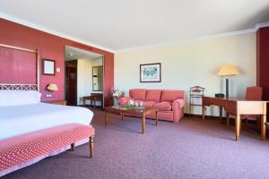 una habitación de hotel con una cama y un sofá en Hotel Fontecruz Ávila, en Ávila