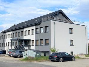メッヒャーニッヒにあるFerienwohungen - Apartments Satzveyの駐車場車が停まった白い建物