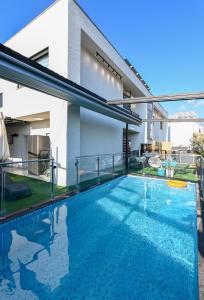 a swimming pool in the backyard of a house at אחוזת העמק סוויטות בפוריה in Poriyya