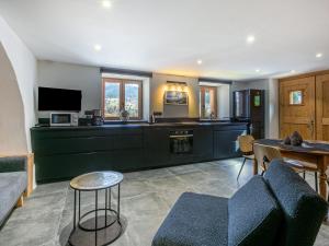 uma sala de estar com um sofá e uma cozinha em Appartement La Clusaz, 2 pièces, 4 personnes - FR-1-437-89 em La Clusaz