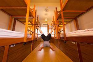 Palanda nebo palandy na pokoji v ubytování Pak-Up Hostel