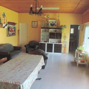 ein Wohnzimmer mit einem Tisch und Stühlen in der Unterkunft Casa en Alquiler Temporario in Olavarría