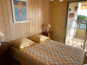 a bedroom with a bed and a window at Résidence CENTER BAY - Juan les Pins in Juan-les-Pins