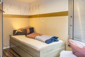 niewielka sypialnia z łóżkiem w rogu w obiekcie Vogelvilla w mieście Stockach