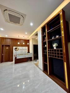 duży salon z kominkiem i sufitem w obiekcie Lena Homestay & Villa w mieście Dong Hoi