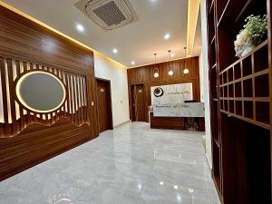 um átrio com paredes de madeira e um espelho grande em Lena Homestay & Villa em Dong Hoi
