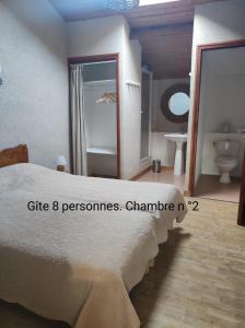 1 dormitorio con cama y baño con espejo. en 2 Gites proche Puy du fou, en Mauléon