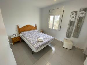 um quarto com uma cama e uma janela em Mare Nostrum 3D 541 em Torroella de Montgrí