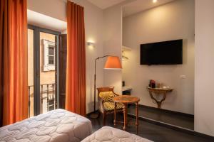 Una habitación de hotel con una cama, una mesa y una silla. en Room 94 Luxury, en Roma