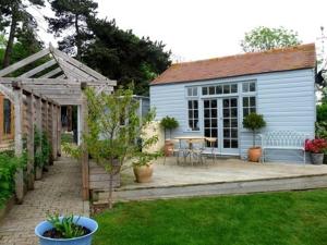 a backyard with a shed and a table and chairs at Birch House Bed & Breakfast in Weymouth