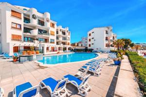 un hôtel avec une piscine et des chaises longues dans l'établissement CARABELA 92, à Alcúdia
