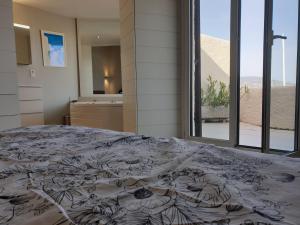 ein Schlafzimmer mit einem Bett und einem großen Fenster in der Unterkunft Superbe 2 chambres vue port et mer 100 mètres plage in Cogolin