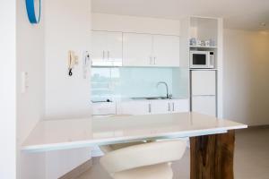 Una cocina o zona de cocina en Sandcastles Mooloolaba