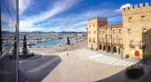 - une vue sur une ville avec un bâtiment et un port dans l'établissement Apartamento Puerto Deportivo, à Gijón